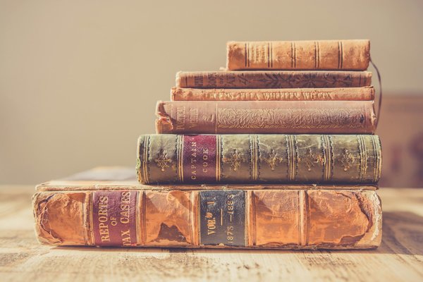 Comment éliminer efficacement la poussière des livres anciens sans les abîmer ?