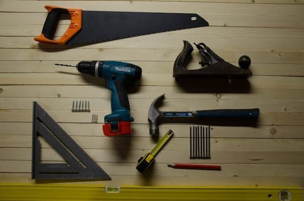 Équipement de bricolage : les outils indispensables à avoir chez soi